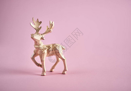 圣诞节背景圣诞前夜装饰玩具木鹿在粉红色的背景圣图片