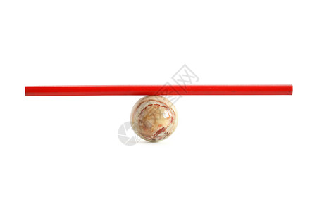 红铅笔在球上用白背景的可贵石头制成背景图片