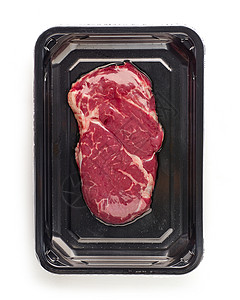 真空包装中的生牛肉排在白色背景顶图片
