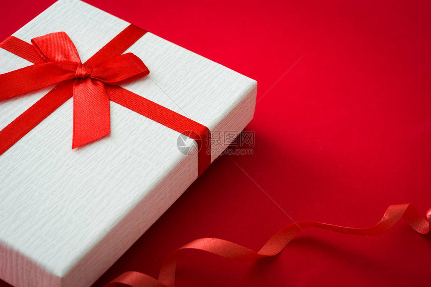 红色背景上的白色礼品盒图片