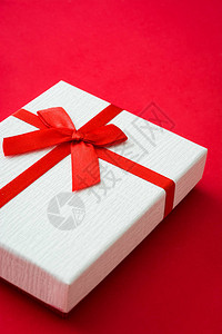 红色背景上的白色礼品盒图片