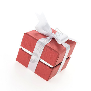 在白色背景上孤立的红圣诞节礼品盒背景图片