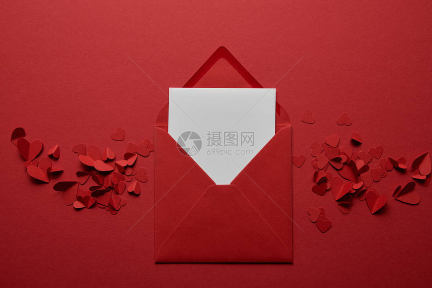 信封中空白色字母的顶部视图红色图片