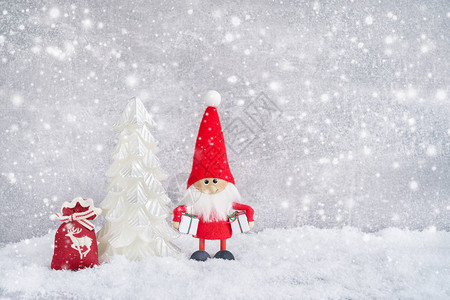 圣诞贺卡圣诞老人背景与圣诞树和雪复制空图片