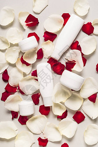 白玫瑰花瓣和红玫瑰花瓣上的乳液和奶油图片