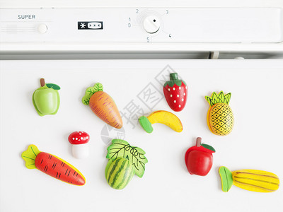 在冰箱水果和蔬菜上形图片