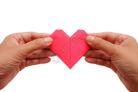 手握红心纸折在白背景上为情人节和图片