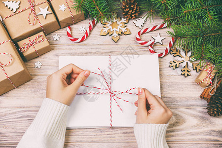 许多信封用绳子捆着带信封的女手的特写俯视图松果和圣诞装饰旧仿古复木图片
