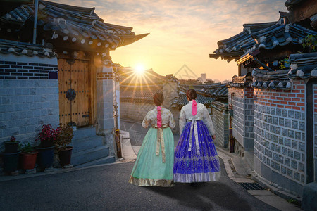 两名韩国妇女穿着韩国传统的汉博克礼服图片