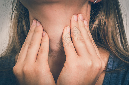 喉咙痛的女人拿着她的喉咙痛身体疼痛概图片