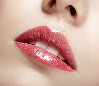 女粉红色嘴唇和白色牙齿的特写镜头背景图片
