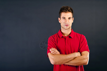 黑人背景的男人穿着红衬衫带图片