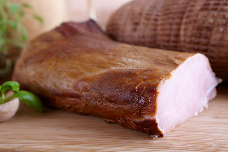 天然制作的慢速食品熏猪肉鸡皮和炼猪肩看上去跟火腿相似在木板上用草图片