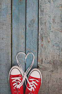 蓝木背景的一双红色复古运动鞋图片