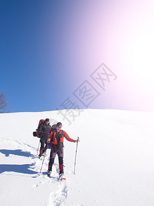 带雪鞋和大背包的男朋友背景图片