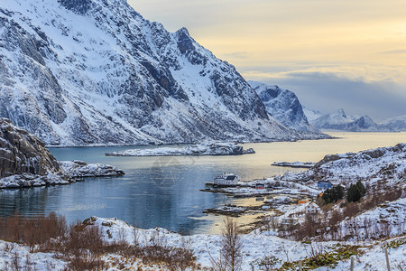 挪威Reine渔村附近Lofoten群岛的Fj图片