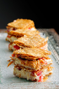 法国美食草莓千层蛋糕配生酸奶油高清图片