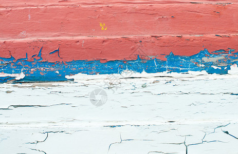 旧木头的纹理涂成蓝色和红色油漆的条纹图片
