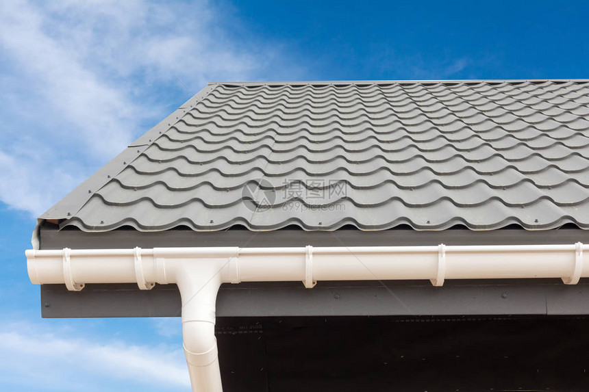 新的灰色金属瓷砖屋顶有白色图片