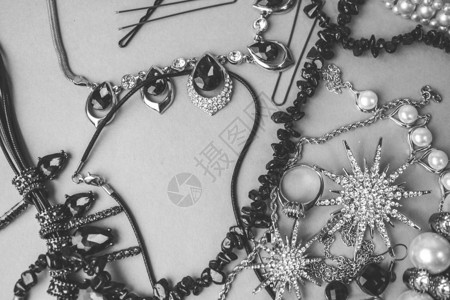 美丽的珍贵闪亮珠宝时尚迷人的珠宝套装项链耳环戒指链子胸针图片