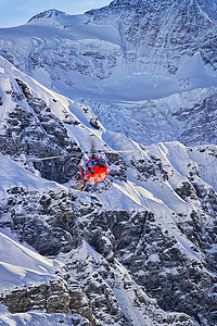 红直升机在Jungfrau山附近的swis图片