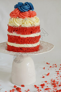 蛋糕是红色的天鹅绒白背景图片