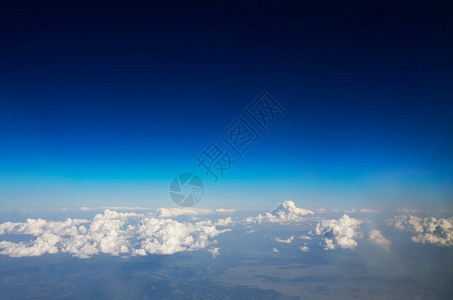 白云之上的蓝天图片