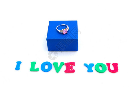 我爱你写的字上面写着多彩的泡沫信蓝色礼物盒和钻石戒指背景图片