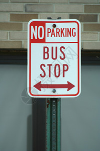 校外的公交车停图片