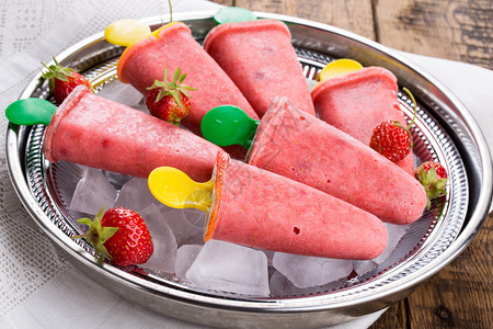 在冰块上自制的草莓水果冰棒里面图片