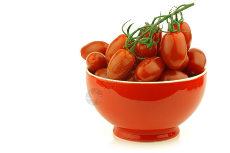 红碗里的葡萄树上新鲜意大利樱桃西红柿白图片