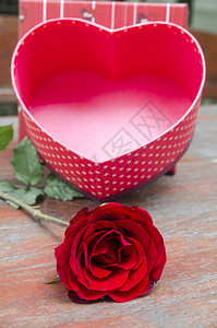 情人节礼物盒的红玫瑰花图片