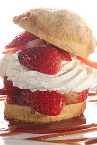 草莓脆饼甜点图片