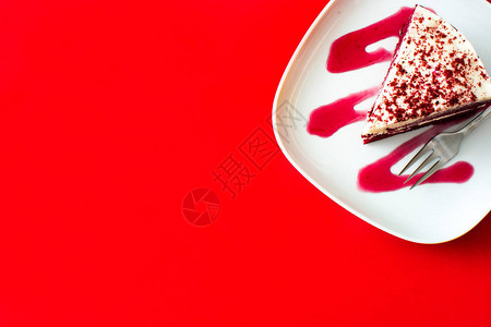 红色背景的红色天鹅绒蛋糕切片顶视图图片