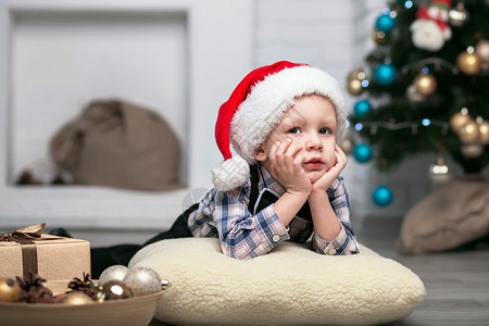 圣诞装饰中的小男孩期图片