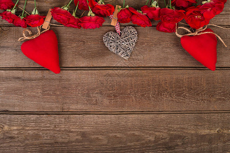 心脏的情人背景和木柴上的红玫瑰复制空间背景图片