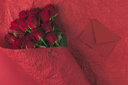 包纸和信封中玫瑰花束的顶部视图背景图片