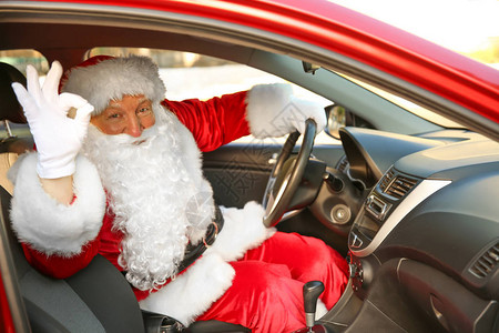 圣诞老人驾驶汽车时图片