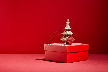红礼盒和装饰圣诞树红色图片
