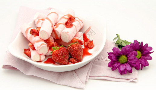 草莓棉花糖甜点图片