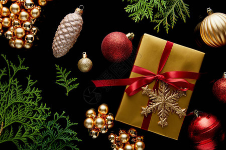 闪亮的金色圣诞装饰绿色特华树枝图片