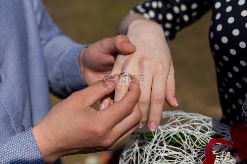 男人用戒指向女友求婚图片