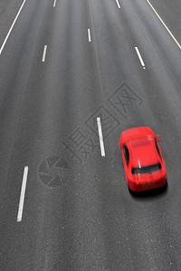 红色汽车的垂直方向图像在空多车道高速公路上快速移动长期照射运动模糊图片