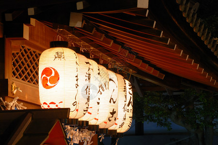 日本京都八坂神社木庙屋顶下的一排图片