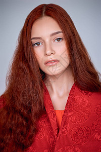 红色头发的漂亮优雅女孩肖像画背景图片