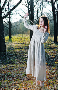 在森林里穿长裙的年轻美女图片