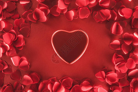 红色背景的美心和装饰花瓣情人节日概念图片