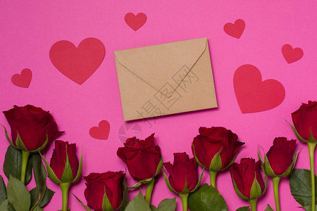 情人节背景无缝的粉红背景以及红玫瑰信封免费图片