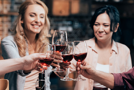 与朋友一起喝红酒的多民族美丽快乐图片