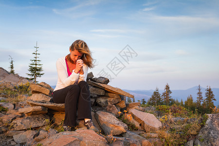 美丽的女人在山顶祈祷图片